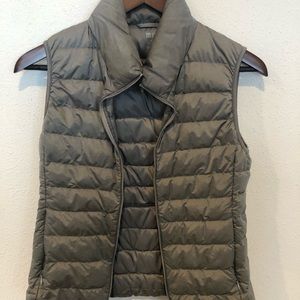 UniQlo ultra light down Vest